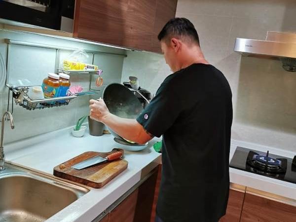 不捨兒子煮給媳婦吃！婆婆暗示「以前都女的下廚」　他回應獲網讚：老婆沒嫁錯人