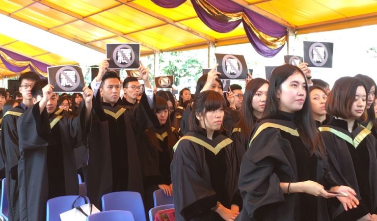 中大畢業生校內遊行　冀社會關注12名被扣押港人