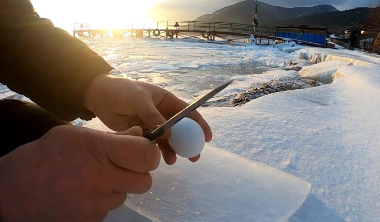 半透明質感絕美！男子-30°C實驗「貝加爾湖冰面煎蛋」　10秒變療癒藝術品！