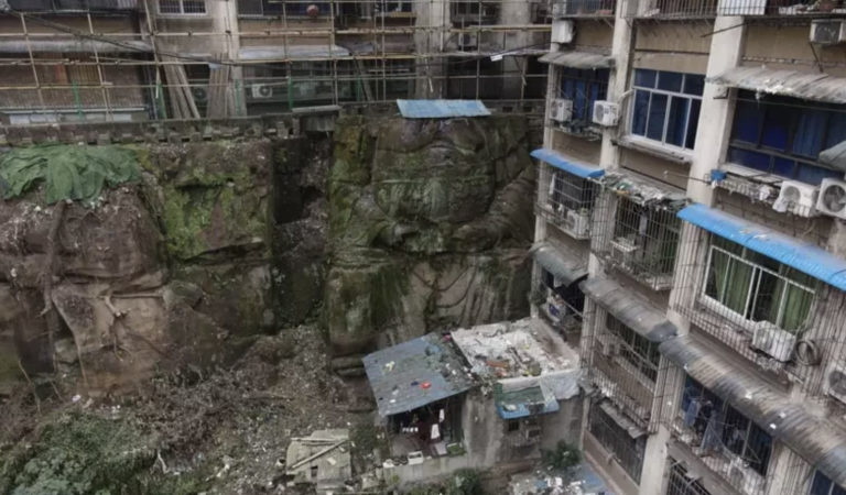 「魔幻重慶」拆外牆發現千年大佛！　「整個社區」蓋脖子上網驚：頭去哪了？