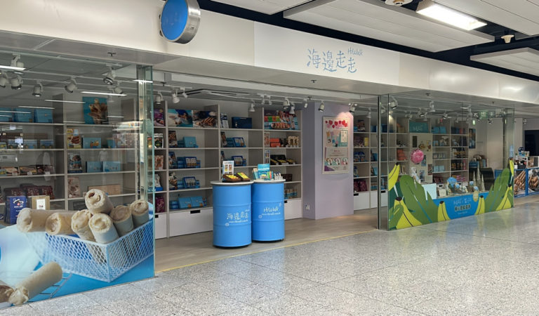 香港站商店烏燈黑火生意受阻 顧客排隊等候 港鐵：初步與港燈故障無關