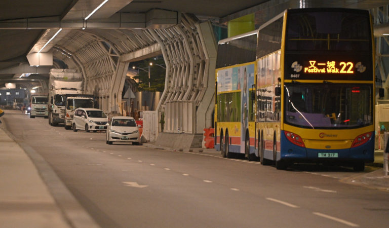 葉劉指市民被誤導 3萬元呎買啟德私樓：局長係咪要道歉？