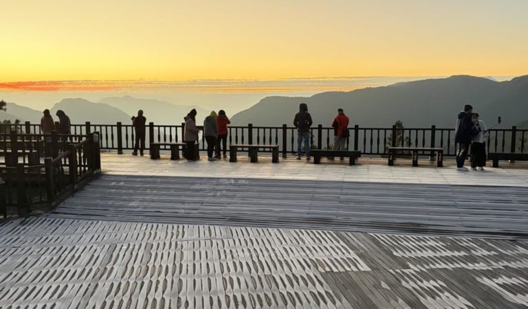 宜蘭太平山4度結霜宛如鋪雪 遊客驚呼：好美